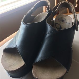 Used OTBT -Blue Hill sandals 6.5M